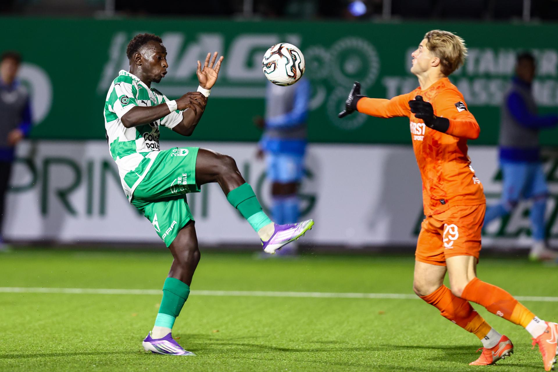 RAAL's Oucasse Mendy and Club's goalkeeper Nordin Jackers fight for the ball during a soccer match between RAAL La Louviere and Club Brugge, Saturday 13 September 2025 in La Louviere, on day 7 of the 2025-2026 'Jupiler Pro League' first division of the Belgian championship. BELGA PHOTO BRUNO FAHY