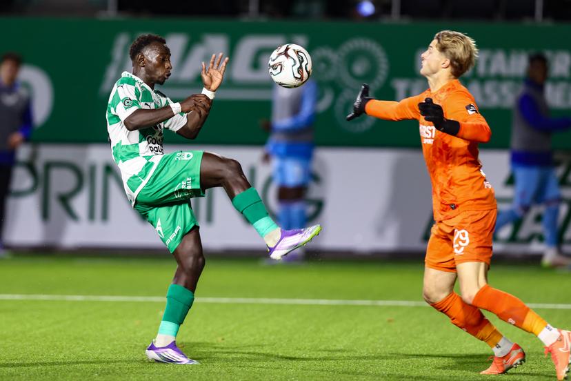 RAAL's Oucasse Mendy and Club's goalkeeper Nordin Jackers fight for the ball during a soccer match between RAAL La Louviere and Club Brugge, Saturday 13 September 2025 in La Louviere, on day 7 of the 2025-2026 'Jupiler Pro League' first division of the Belgian championship. BELGA PHOTO BRUNO FAHY