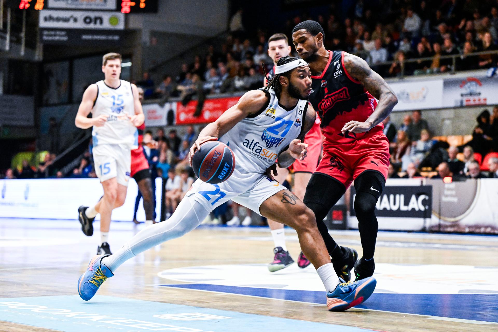 Aalst's Dante Maddox Jr. and Spirou's Zeb Jackson pictured in action during a basketball match between Spirou Charleroi and Okapi Aalst, Saturday 22 November 2025 in Aalst, on day 9 of the 'BNXT League' Belgian/ Dutch first division basket championship. BELGA PHOTO TOM GOYVAERTS