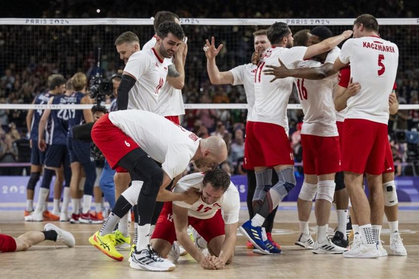 Poland's players celebrate winning the men's volleyball semi-final match between Poland and USA  at the South Paris Arena 1 in Paris on August 7, 2024 during the Paris 2024 Olympic Games.  PATRICIA DE MELO MOREIRA / AFP
