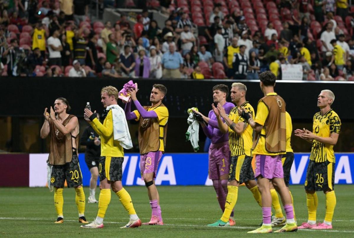 Borussia Dortmund players acknowledge the crowd after winning the FIFA Club World Cup 2025 round of 16 football match between Germany's Borussia Dortmund and Mexico's Monterrey at the Mercedes-Benz Stadium in Atlanta on July 1, 2025.  JUAN MABROMATA / AFP