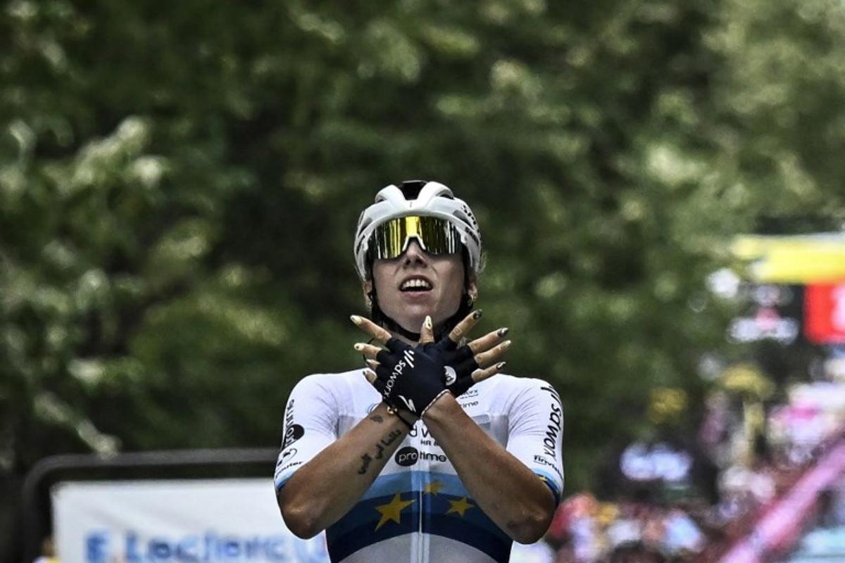 Team SD Worx - Protime's Dutch rider Lorena Wiebes celebrates as she crosses the finish line to win the 3rd stage (out of 9) of the fourth edition of the Women's Tour de France cycling race, 163.5 km from La Gacilly to Angers, in Angers, western France on July 28, 2025.  JULIEN DE ROSA / AFP