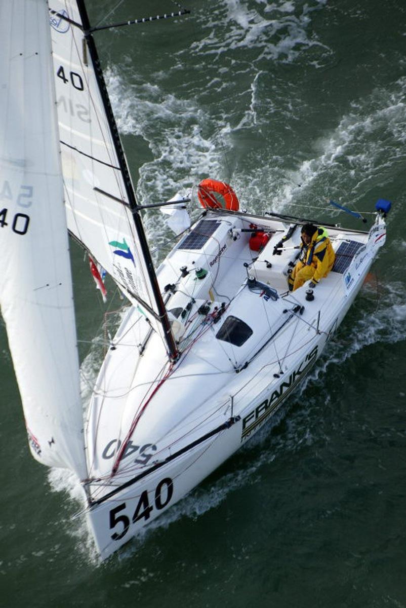 La singapourienne Chua Elaine, skipper du monocoque "Feng", prend le départ de la 15e édition de la Transat 6.50, course à la voile en monocoque et en solitaire entre La Rochelle et Salvador de Bahia (Brésil), le 17 septembre 2005 au large des côtes de Charente-Maritime.   AFP PHOTO MARCEL MOCHET Chua Elaine from Singapour, skipper of single-hull "Feng," takes the start of the 15th edition of the Transat 6.50, single-hull and solo race between La Rochelle (France) and Salvador de Bahia (Brazil), 17 Spetember 2005 off the coast of Charente-Maritime. AFP PHOTO MARCEL MOCHET   MARCEL MOCHET / AFP