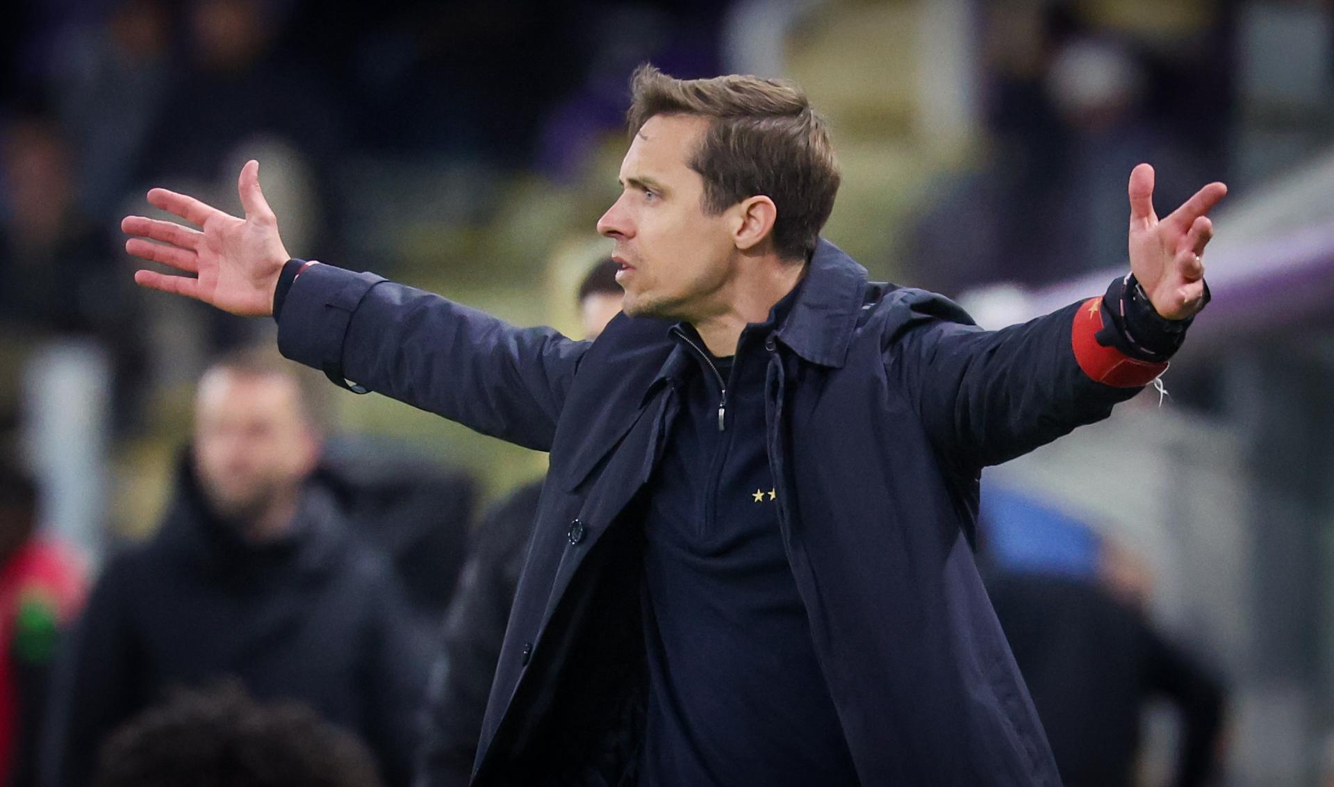 Anderlecht's head coach David Hubert gestures during a soccer match between RSC Anderlecht and Cercle Brugge, Sunday 16 March 2025 in Brussels, on day 30 of the 2024-2025 season of the 'Jupiler Pro League' first division of the Belgian championship. BELGA PHOTO VIRGINIE LEFOUR