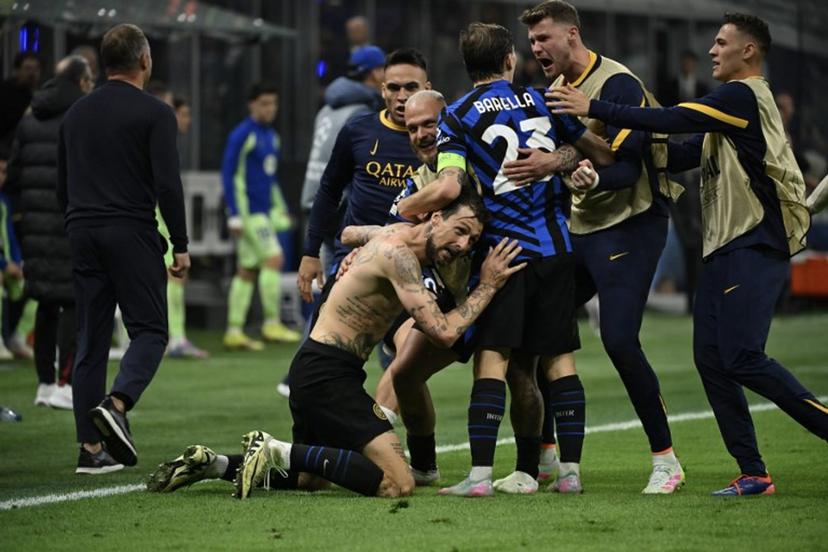 Inter Milan's Italian defender #15 Francesco Acerbi celebrates scoring his team's third goal with teammates during the UEFA Champions League semi-final second leg football match between Inter Milan and FC Barcelona at the San Siro stadium in Milan on May 6, 2025.  PIERO CRUCIATTI / AFP