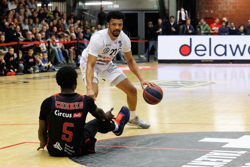 Antwerp's Enoch Cheeks and Kotrijk's Ithiel Horton fight for the ball during a basketball match between House of Talents Spurs Kortrijk and Antwerp Giants, Friday 16 January 2026 in Kortrijk, on day 16 (out of 34) of the 'BNXT League' first division basket championship. BELGA PHOTO KURT DESPLENTER