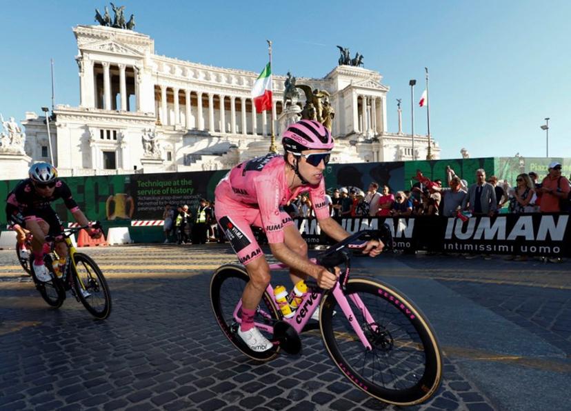 Team Visma-Lease a Bike's British rider Simon Yates wearing the pink jersey of overall leader (Maglia Rosa) rides past the Victor Emmanuel II Monument during the 21st and last stage of the 108th Giro d'Italia cycling race of 143kms from Rome to Rome on June 1, 2025.  Luca Bettini / AFP