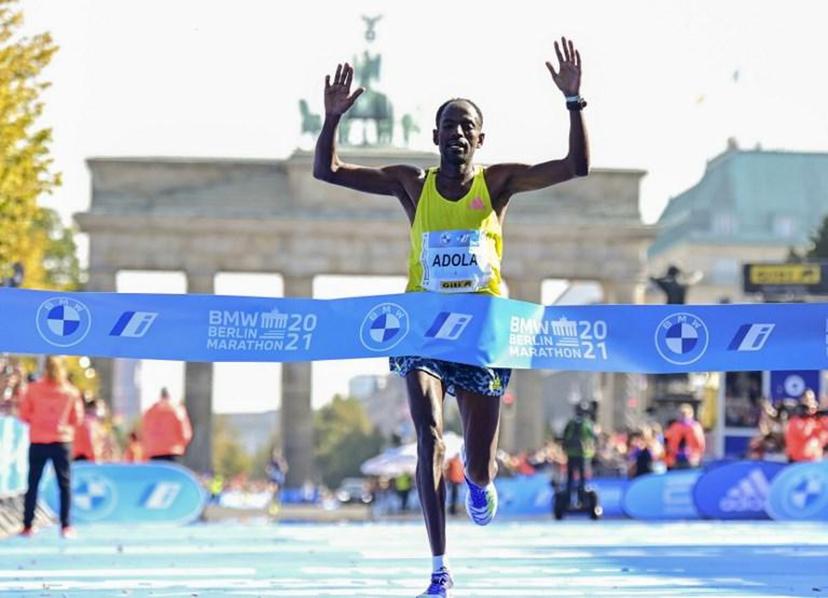Ethiopia's GuyeAdola wins the Berlin Marathon on September 26, 2021 in front of Brandenburg Gate in Berlin.   Tobias SCHWARZ / AFP