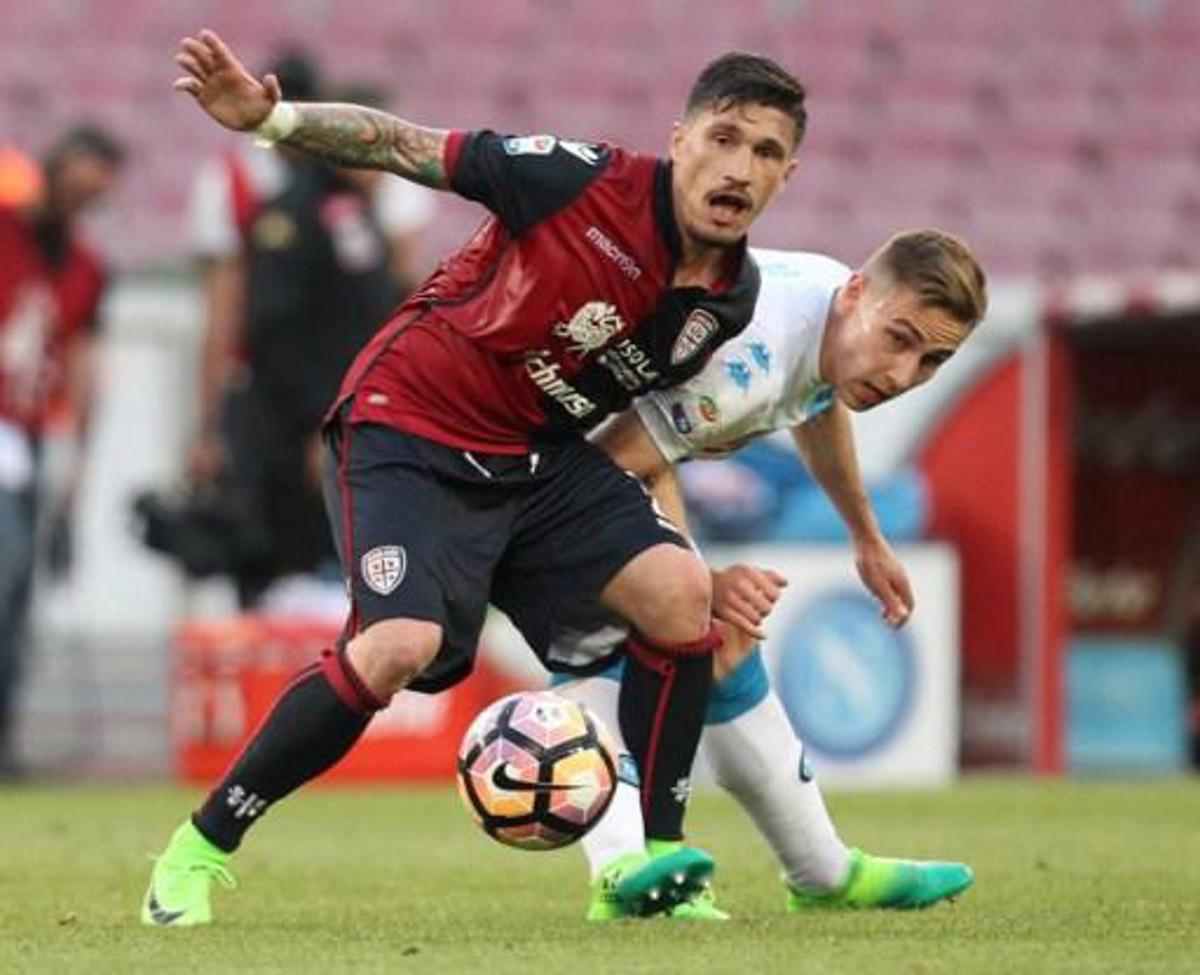 Napoli's Croatian midfielder Marko Rog (R) fights for the ball with Cagliari's Italian defender Fabio Pisacane during the Italian Serie A football match SSC Napoli vs Cagliari Calcio on May 6, 2017 at the San Paolo Stadium.  CARLO HERMANN / AFP