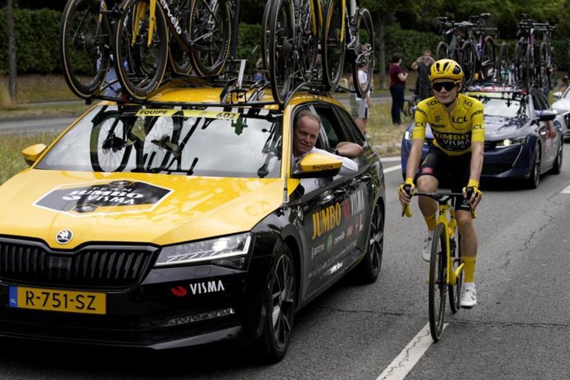 Jumbo-Visma's Danish rider Jonas Vingegaard wearing the overall leader's yellow jersey cycles next to Jumbo-Visma's Dutch General manager Richard Plugge during the 21st and final stage of the 110th edition of the Tour de France cycling race, 115 km between Saint-Quentin-en-Yvelines and the Champs-Elysees in Paris, on July 23, 2023.  Daniel Cole / AFP