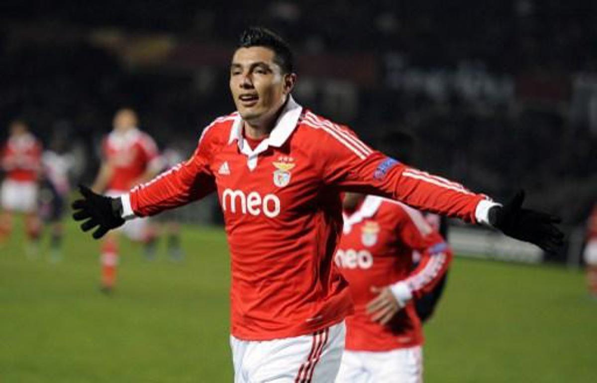 Benfica's Oscar Cardozo celebrates after scoring during the UEFA Europa league round of 16 football match Bordeaux vs Benfica on March 14, 2013 at the Chaban-Delmas stadium in Bordeaux, southwerstern France.      AFP PHOTO / JEAN-PIERRE MULLER
