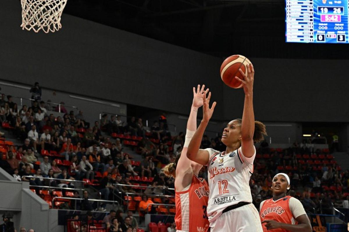 CBK Mersin's French center #12 Iliana Rupert (R) puts up a shot against Bourges' French guard #36 Alix Duchet during the Euroleague Women's quarterfinal basketball match between CIMSA CBK Mersin and Tango Bourges Basket at Pabellon Principe Felipe arena in Zaragoza on April 9, 2025.  JAVIER SORIANO / AFP