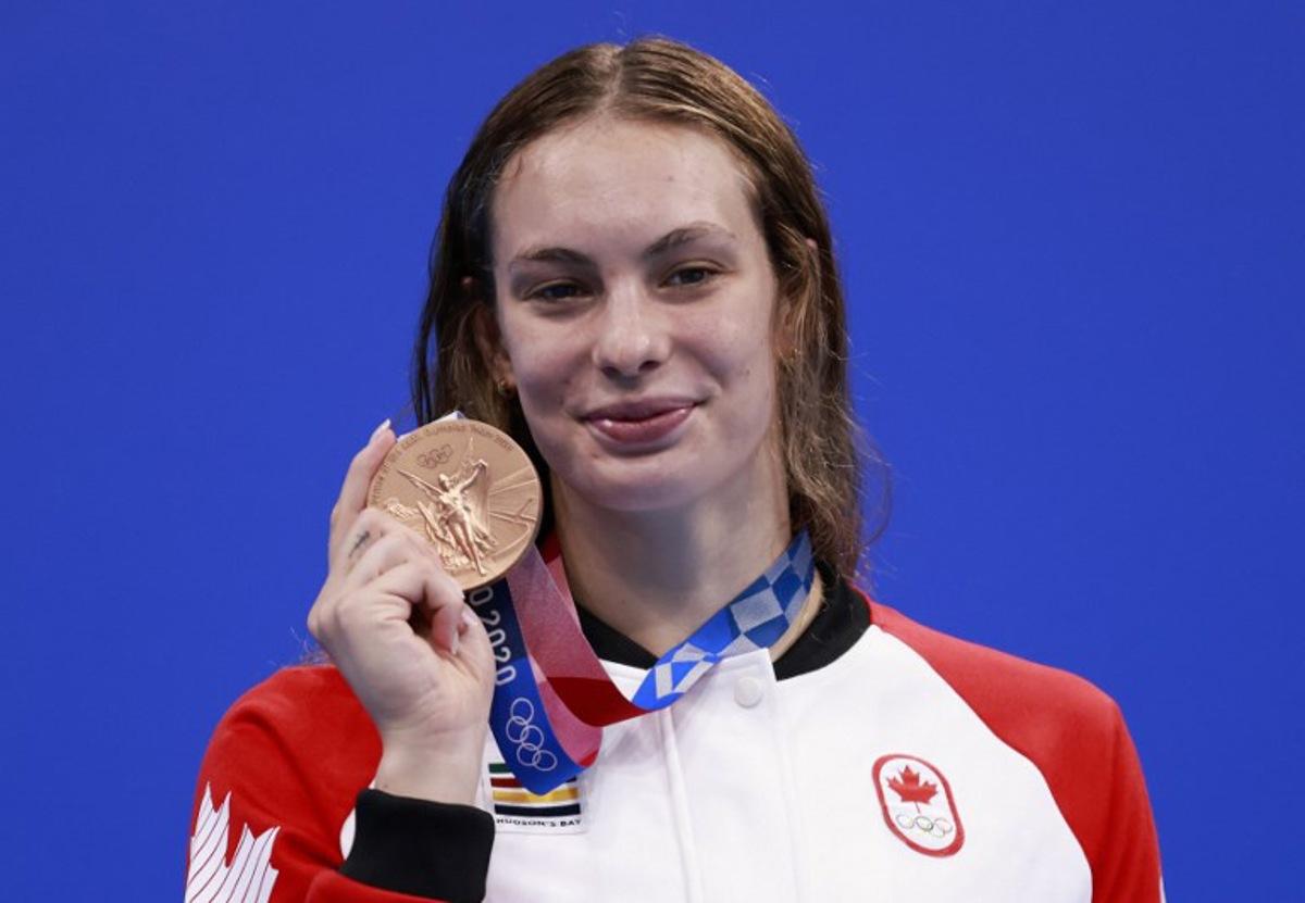 Bronze medallist Canada's Penny Oleksiak poses with her medal on the podium after the final of the women's 200m freestyle swimming event during the Tokyo 2020 Olympic Games at the Tokyo Aquatics Centre in Tokyo on July 28, 2021.  Odd ANDERSEN / AFP