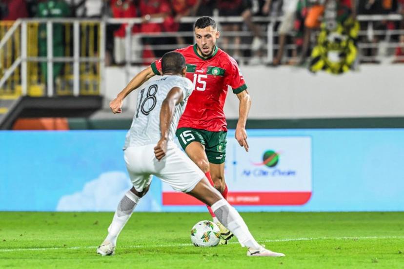 Morocco's midfielder #15 Selim Amallah (C) fights for the ball with South Africa's defender #18 Gomolemo Grant Kekana during the Africa Cup of Nations (CAN) 2024 round of 16 football match between Morocco and South Africa at the Stade Laurent Pokou in San Pedro on January 30, 2024.  SIA KAMBOU / AFP