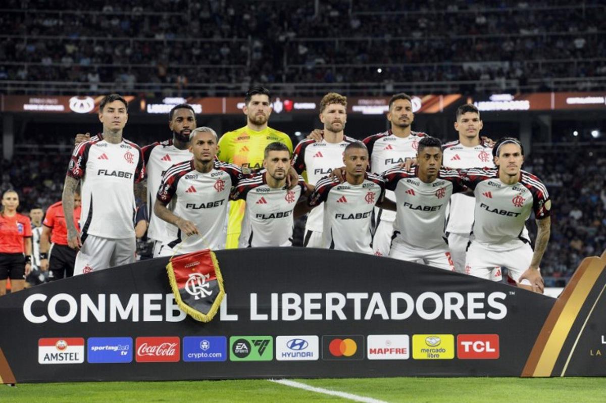 Flamengo players pose for a team photoduring the Copa Libertadores group stage football match between Argentina's Central Cordoba and Brazil's Flamengo at the Madre de Ciudades stadium in Santiago del Estero, Argentina, on May 7, 2025.  Eduardo RAPETTI / AFP