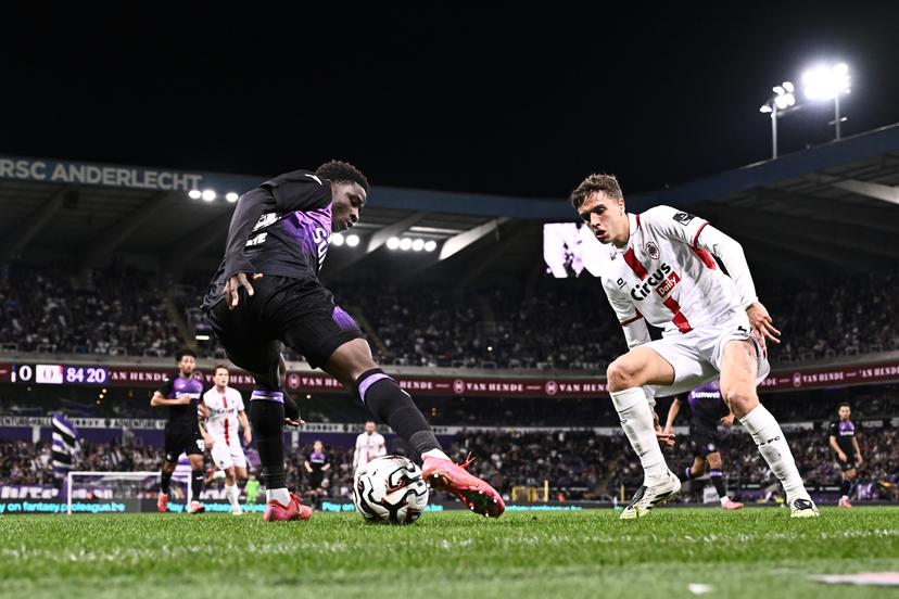Anderlecht's Ibrahim Kanate and Antwerp's Andreas Verstraeten fight for the ball during a soccer match between RSC Anderlecht and Royal Antwerp FC, Saturday 20 September 2025 in Anderlecht, on day 8 of the 2025-2026 'Jupiler Pro League' first division of the Belgian championship. BELGA PHOTO MAARTEN STRAETEMANS