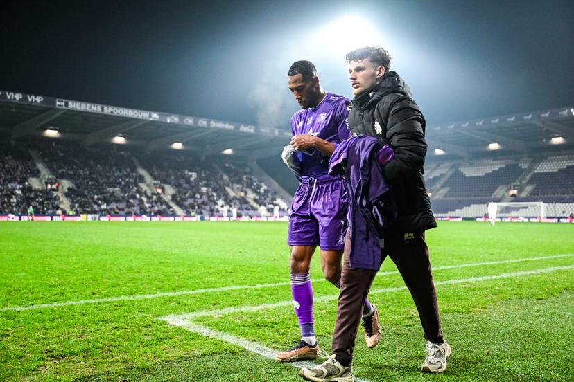 Beerschot's Rajiv van La Parra leaves the field after receiving a red card during a soccer game between Beerschot VA and Patro Eisden Maasmechelen, Saturday 13 December 2025 in Antwerp, on day 17 of the 2025-2026 'Challenger Pro League' 1B second division of the Belgian championship. BELGA PHOTO TOM GOYVAERTS
