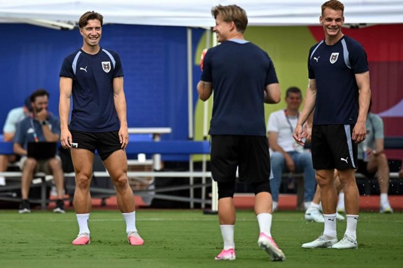 Austria's defender #25 Michael Svoboda (L) takes part in an MD-1 training session at the Southern Methodist University (SMU) in University Park, Texas on June 21, 2026, on the eve of the 2026 World Cup Group J football match between Argentina and Austria.   Paul ELLIS / AFP