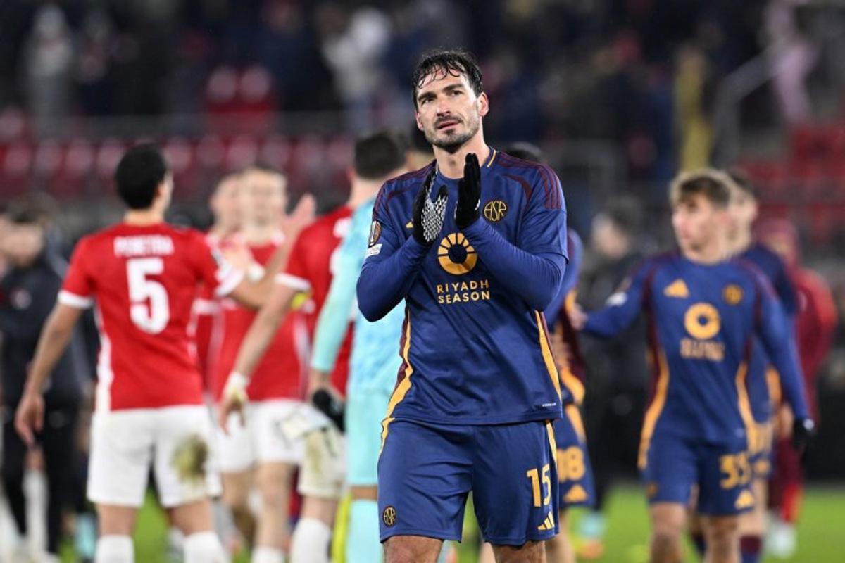 Roma's German defender #15 Mats Hummels reacts at the end of the UEFA Europa League, league phase football match between AZ Alkmaar and As Roma at the AFAS Stadium in Alkmaar on January 23, 2025.  JOHN THYS / AFP