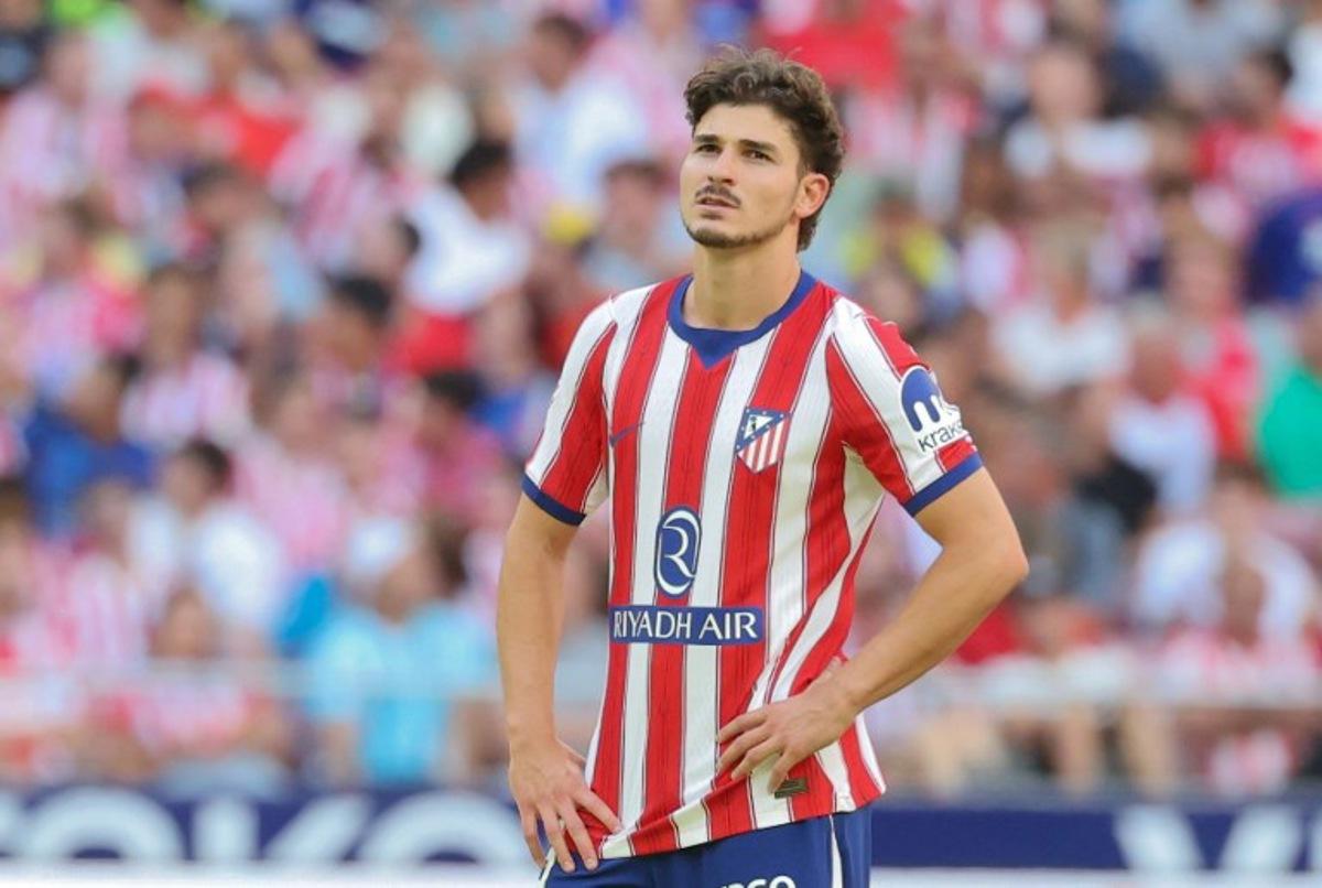 Atletico Madrid's Argentine forward #19 Julian Alvarez is pictured amid boos from home supporters during the Spanish league football match between Club Atletico de Madrid and Villarreal CF at Metropolitano Stadium in Madrid on August 23, 2026. FC Barcelona are still looking for a striker after Atletico Madrid rejected their bid to sign Julian Alvarez, AFP reports. Pierre-Philippe MARCOU / AFP