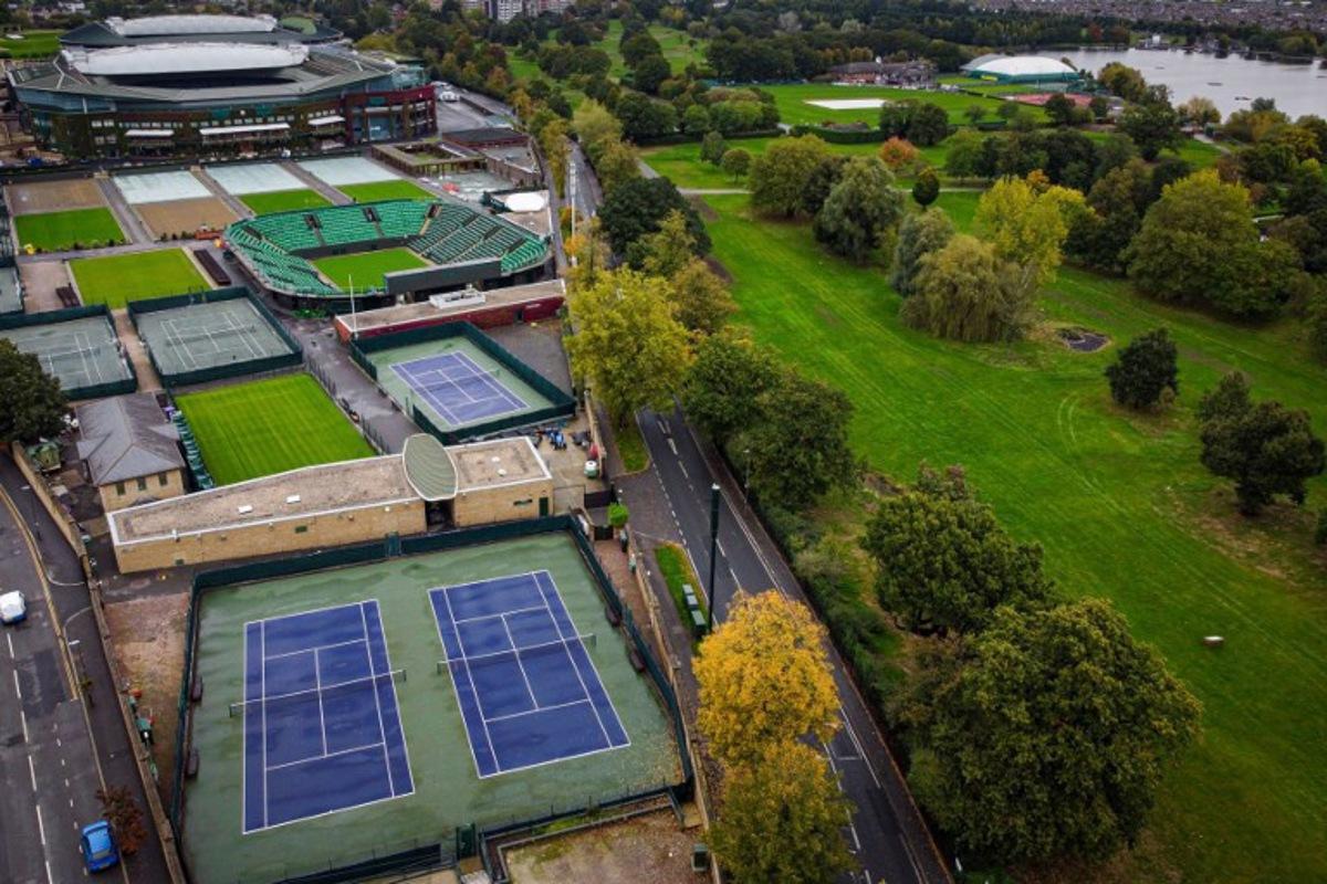 An aerial photograph taken on October 14, 2024 show a general view of the All England Lawn Tennis Club (AELTC) (L) and of the Wimbledon Park Golf Course (R) in Wimbledon, southwest London. Wimbledon have been given the green light to go ahead with their controversial plans to expand the historic venue for the grass-court Grand Slam. The All England Club's proposal to build 39 new courts, including an 8,000-seat show court, on the adjacent former Wimbledon Park Golf Club was passed on September 27, 2024 by London's deputy mayor for planning Jules Pipe. Adrian DENNIS / AFP