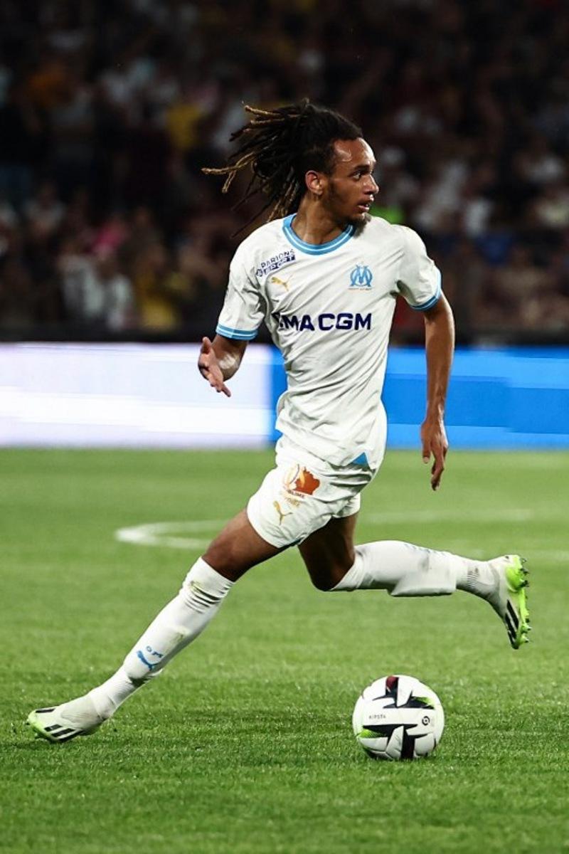 Marseille's French midfielder #37 Emran Soglo controls the ball during the French L1 football match between FC Metz and Olympique Marseille (OM) at the Saint-Symphorien Stadium in Longeville-les-Metz, eastern France, on August 18, 2023. SEBASTIEN BOZON / AFP