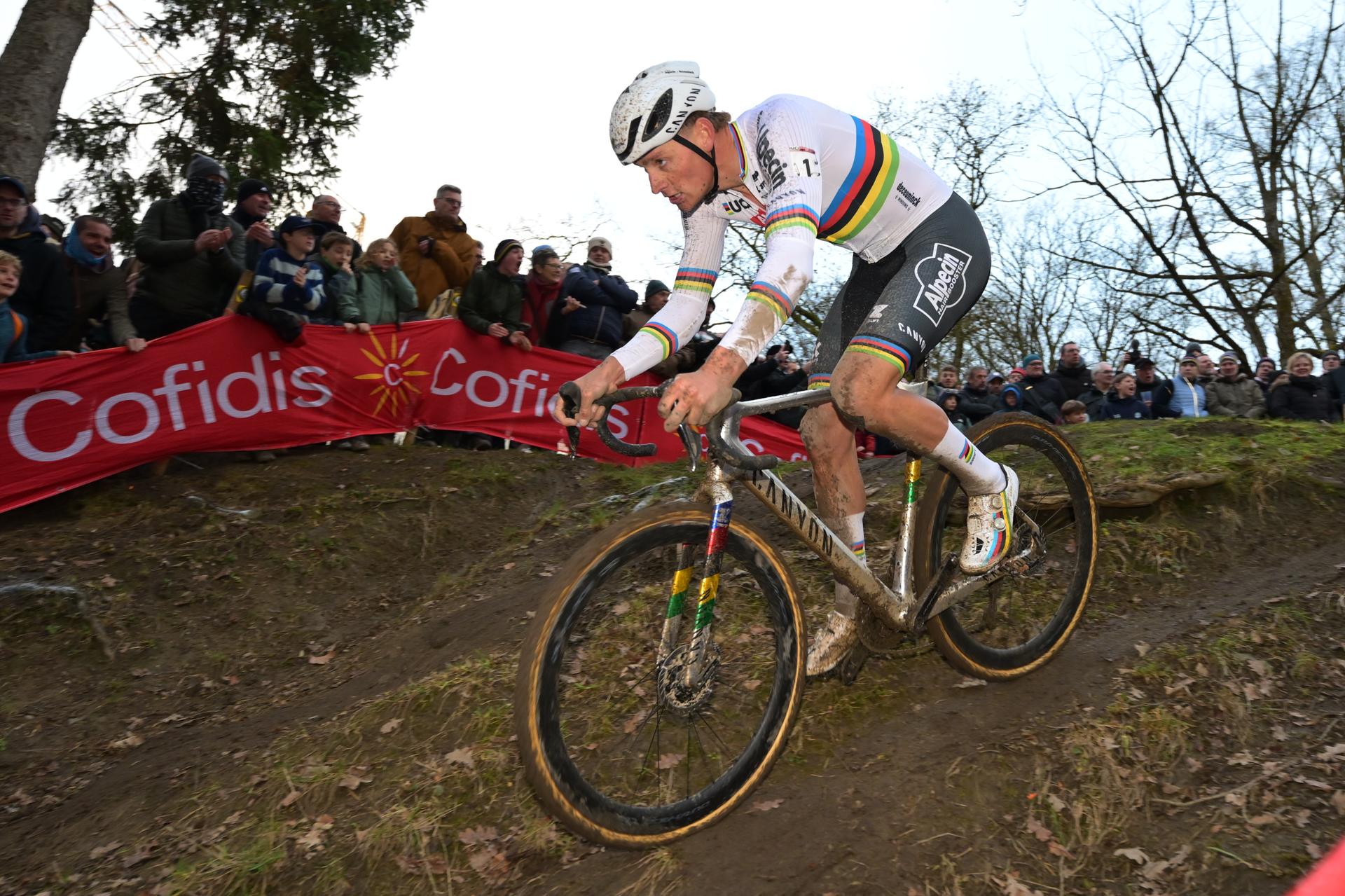 Dutch Mathieu Van Der Poel pictured in action during the men's elite race of the Cyclocross World Cup, in Namur, Sunday 14 December 2025, stage 4 (out of 12) in the World Cup of the 2026-2027 season. BELGA PHOTO DAVID PINTENS