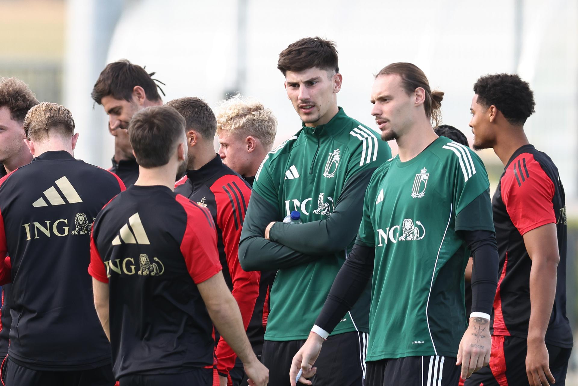 Belgium's goalkeeper Mike Penders and Belgium's goalkeeper Maarten Vandevoordt pictured during a training session of the Belgian national soccer team Red Devils, at the Proximus Basecamp in Tubize, Monday 01 September 2025. The team is preparing for the matches against Liechtenstein (04/09) and Kazakhstan (07/09). BELGA PHOTO BRUNO FAHY
