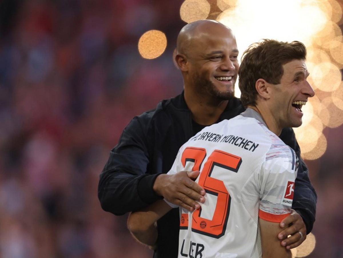 Bayern Munich's Belgian head coach Vincent Kompany congratulates Bayern Munich's German forward #25 Thomas Mueller after the German first division Bundesliga football match between Bayern Munich and Borussia Moenchengladbach in Munich on May 10, 2025. Alexandra BEIER / AFP