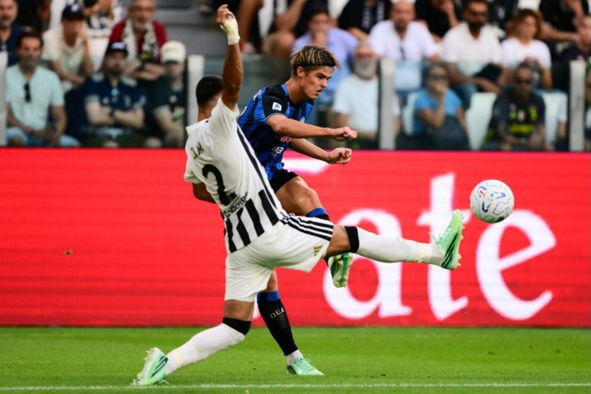 Atalanta's Belgian forward #17 Charles De Ketelaere (rear) fights for the ball with Juventus' Turkish defender #2 Zeki Celik during the Italian Serie A football match between Juventus and Atalanta at the Allianz stadium in Turin, on September 20, 2026. Marco Bertorello / AFP