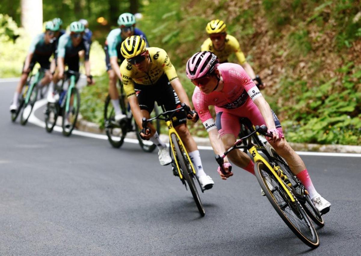 Team Visma Lease a Bike Danish rider Jonas Vingegaard wearing the overall leader's pink jersey cycles downhill during the 20th stage of the Giro d'Italia 2026 - Tour of Italy cycling race between Gemona del Friuli and Piancavallo, Italy, on May 30, 2026. Luca Bettini / AFP