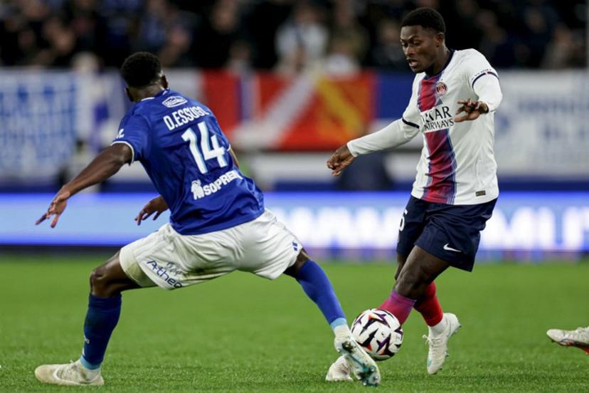 Paris Saint-Germain's Portuguese defender #25 Nuno Mendes (R) controls the ball during the French L1 football match between RC Strasbourg Alsace and Paris Saint-Germain (PSG) at the Stade de la Meinau in Strasbourg, eastern France, on October 17, 2026. ROMEO BOETZLE / AFP