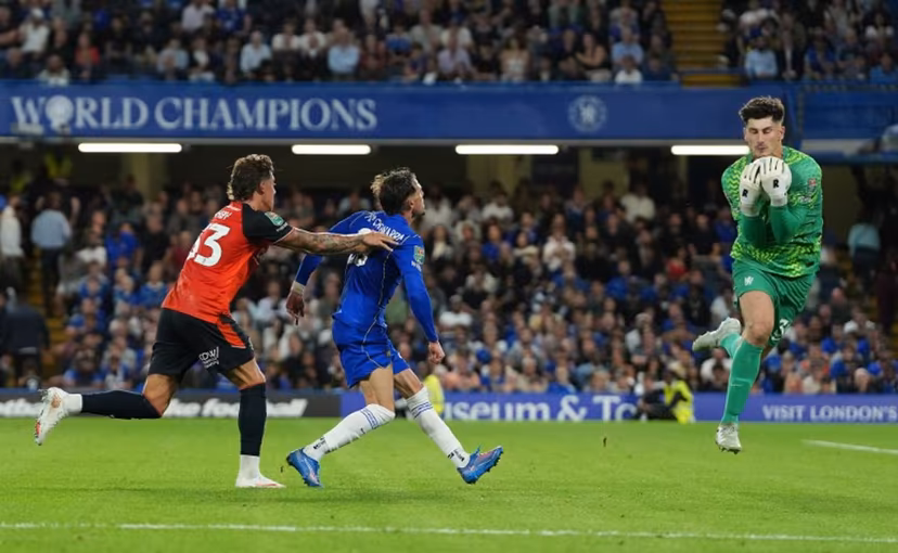 Chelsea's Belgian goalkeeper #39 Mike Penders gathers the ball during the English League Cup second round football match between Chelsea and Luton Town at Stamford Bridge, in London on August 27, 2026. CARLOS JASSO / AFP