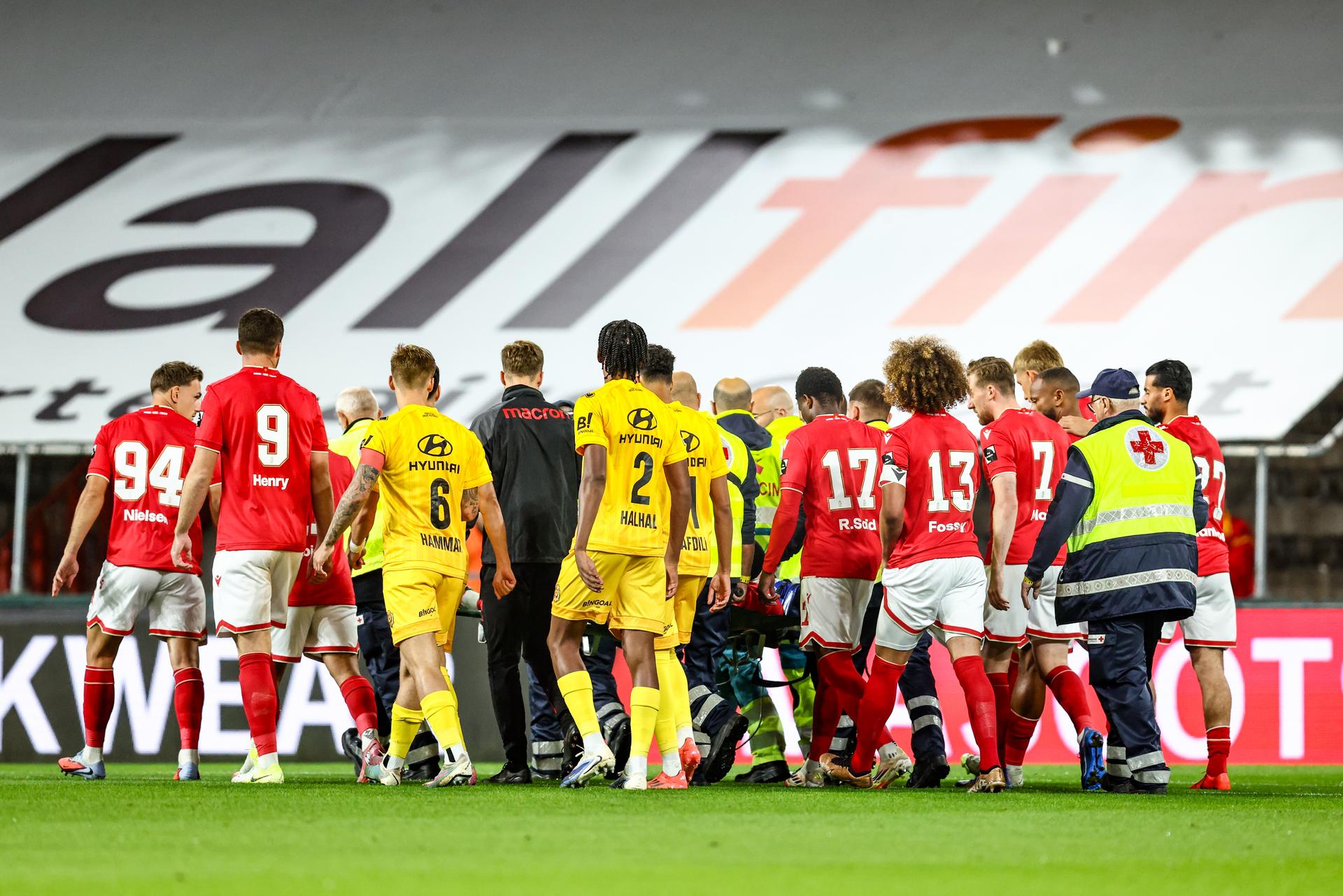 Standard's Josue Homawoo leaves the pitch after being injured during a soccer match between Standard de Liege and KV Mechelen, Friday 12 September 2025 in Liege, on day 7 of the 2025-2026 'Jupiler Pro League' first division of the Belgian championship. BELGA PHOTO BRUNO FAHY