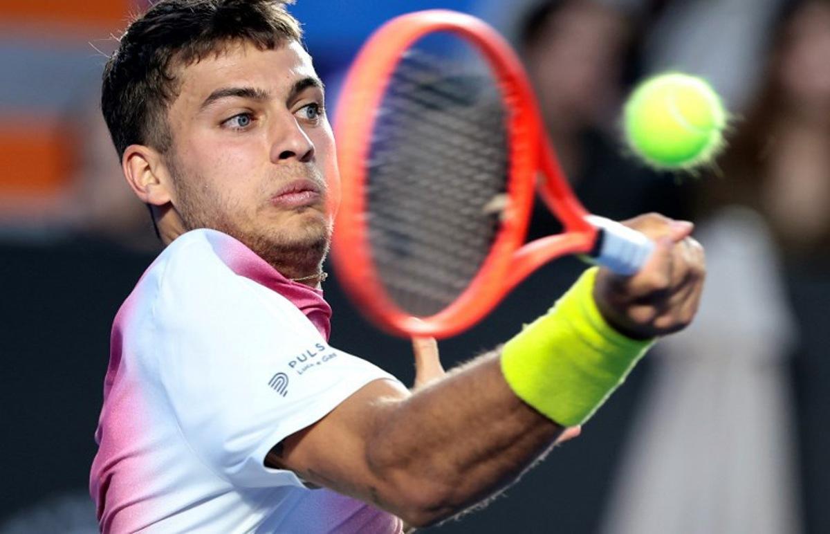 Italy's Flavio Cobolli returns to Czech Republic's Jakub Mensik during the Ultimate Tennis showdown in Guadalajara, Jalisco state, Mexico on February 14, 2025. Ulises Ruiz / AFP