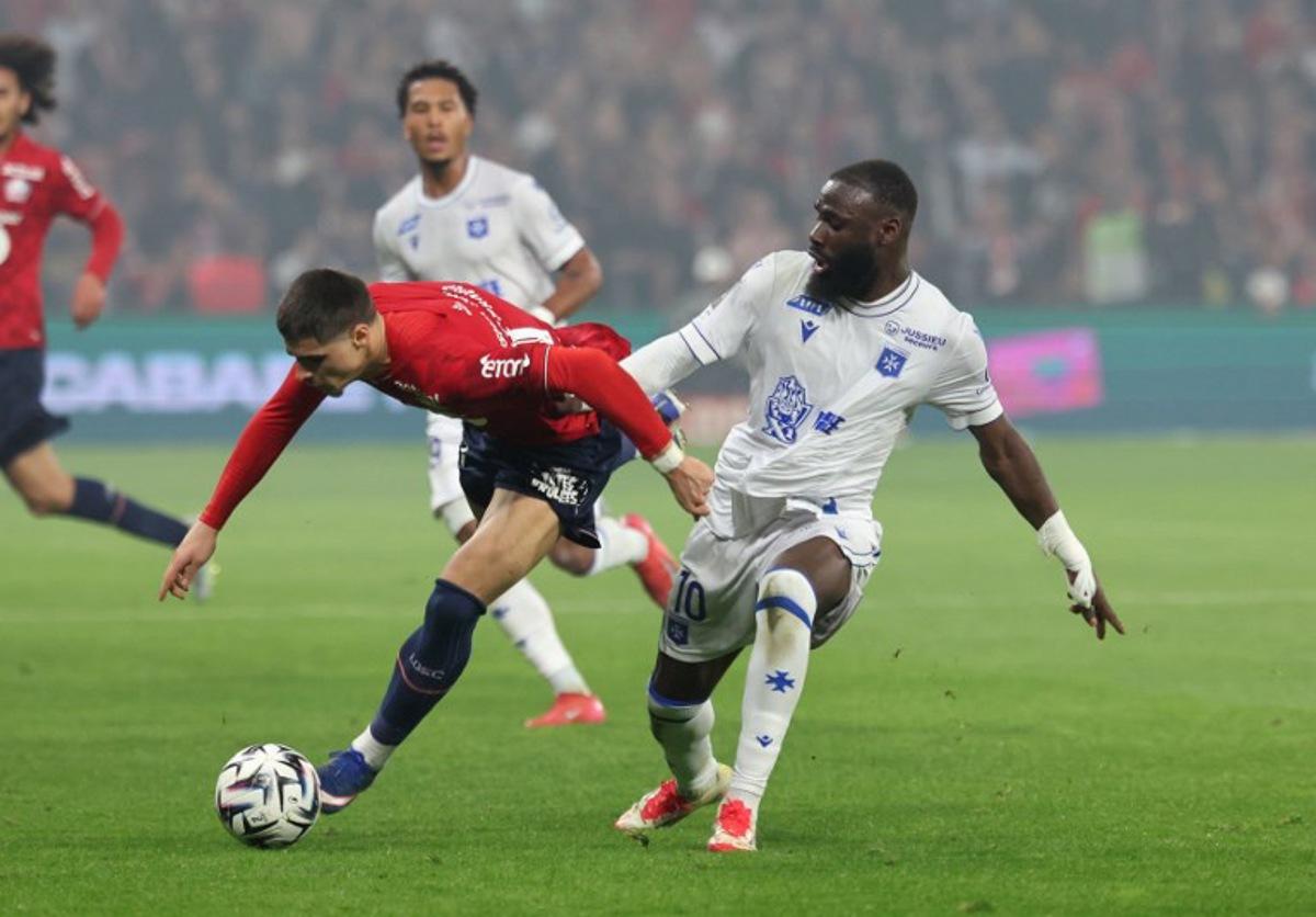 Lille's Belgian forward #07 Matias Fernandez-Pardo (L) and Auxerre's Malian forward #10 Lassine Sinayoko fight for the ball during the French L1 football match between Lille LOSC and AJ Auxerre at the Stade Pierre-Mauroy in Villeneuve-d'Ascq, northern France, on May 17, 2026. Francois LO PRESTI / AFP