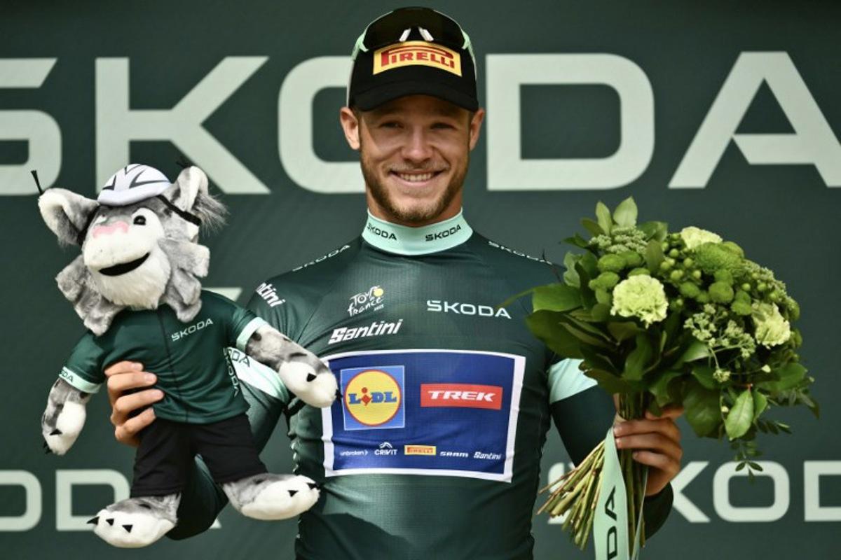 Lidl - Trek team's Italian rider Jonathan Milan celebrates on the podium with the best sprinter's green jersey after the 15th stage of the 112th edition of the Tour de France cycling race, 169.3 km between Muret and Carcassonne, southwestern France, on July 20, 2025. Marco BERTORELLO / AFP