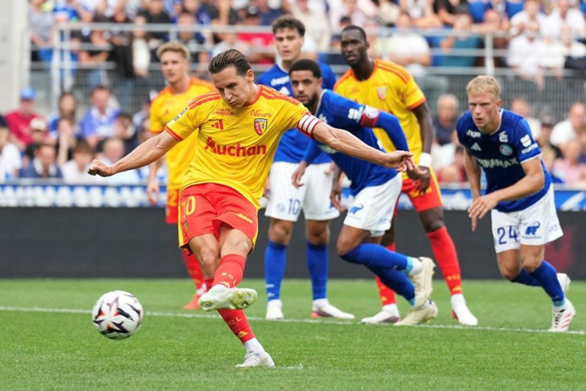 Lens' French forward #10 Florian Thauvin shoots to score from the penalty spot during the French L1 football match between RC Strasbourg Alsace and RC Lens at the Stade de la Meinau in Strasbourg, eastern France, on August 29, 2026. SEBASTIEN BOZON / AFP