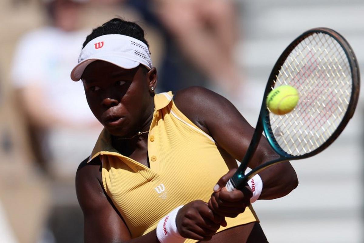 Canada's Victoria Mboko plays a backhand return to China's Zheng Qinwen during their women's singles match on day 6 of the French Open tennis tournament on Court Simonne-Mathieu at the Roland-Garros Complex in Paris on May 30, 2025. ALAIN JOCARD / AFP