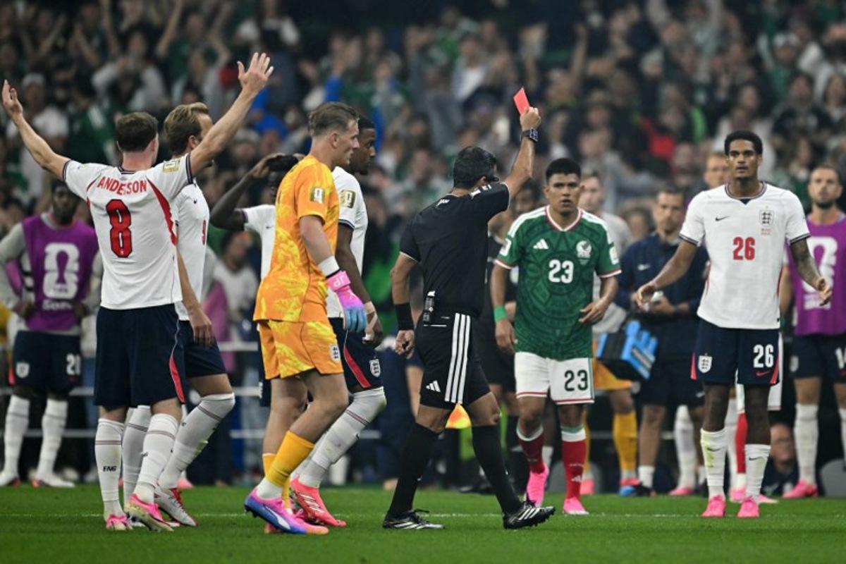 Australian referee Alireza Faghani shows a red card to England's defender #26 Jarell Quansah during the 2026 World Cup round of 16 football match between Mexico and England at the Mexico City Stadium in Mexico City on July 5, 2026. Yuri CORTEZ / AFP
