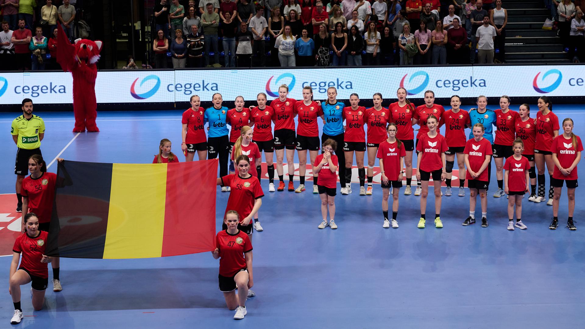 ATTENTION EDITORS - HAND OUT PICTURES - EDITORIAL USE WITH STORY ON HANDBALL ONLY - MANDATORY CREDIT ALAIN DECAMPS Hand out pictures released by Alain Decamps shows Belgium's players during the national anthem at the handball game between the Black Arrows, Belgium national women handball team, and Slovenia, a Qualifier Phase 2 Euro 2026 game on Wednesday 08 April 2026 in Hasselt. HAND OUT - ALAIN DECAMPS Belga and Belga Editorial Board decline all responsibility regarding the content of this picture.