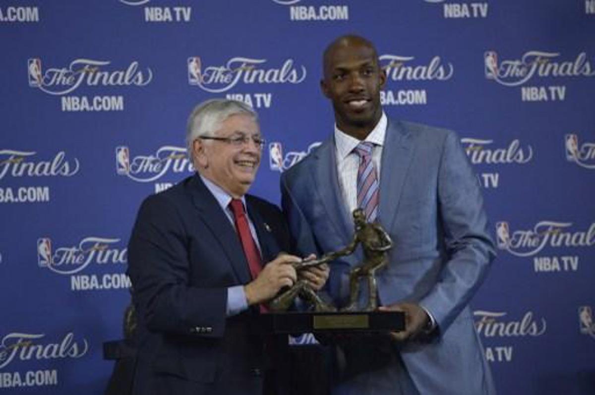 NBA Commissioner David Stern (L) awards Chauncey Billups of the Los Angeles Clippers the first Twyman-Stokes Teammate of the Year Award before Game 2 of the NBA Finals at the American Airlines Arena June 9, 2013 in Miami, Florida. AFP PHOTO/Brendan SMIALOWSKI