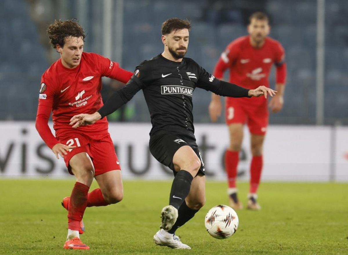 Brann Bergen's Belgian defender #21 Denzel De Roeve (L) and Sturm Graz's Georgian midfielder #10 Otar Kiteishvili vie for the ball during the UEFA Europa League Group first round day 8 football match between Sturm Graz and Brann Bergen in Graz, on January 29, 2026. ERWIN SCHERIAU / APA / AFP