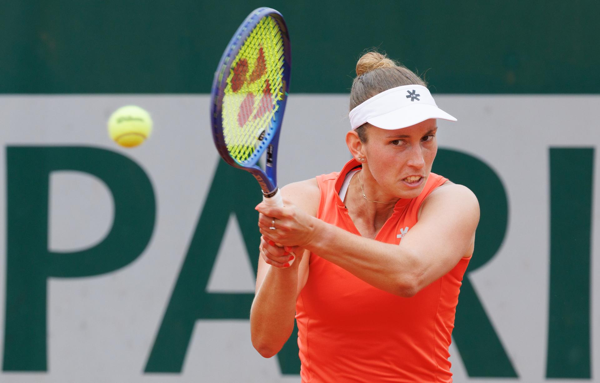Belgian Elise Mertens pictured in action during a doubles tennis match between Belgian-Russian pair Mertens-Kudermetova and Italian-US pair Bronzetti-Li, in the third round of the women's doubles at the Roland Garros Grand Slam tennis tournament, Sunday 01 June 2025 in Paris, France. The 2025 edition of Roland Garros takes place from May 24th to June 8th 2025. BELGA PHOTO BENOIT DOPPAGNE