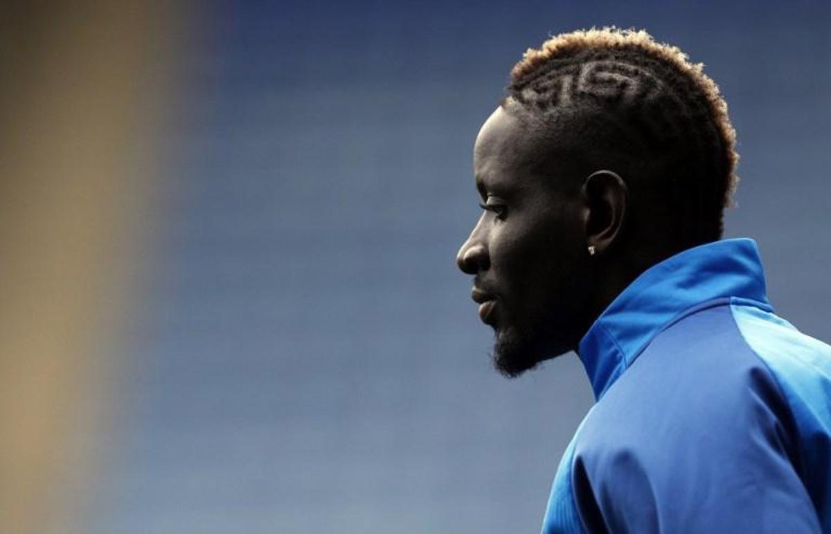 Crystal Palace's French midfielder Mamadou Sakho warms up ahead of the English Premier League football match between Leicester City and Crystal Palace at King Power Stadium in Leicester, central England on July 4, 2020. Adrian DENNIS / POOL / AFP RESTRICTED TO EDITORIAL USE. No use with unauthorized audio, video, data, fixture lists, club/league logos or 'live' services. Online in-match use limited to 120 images. An additional 40 images may be used in extra time. No video emulation. Social media in-match use limited to 120 images. An additional 40 images may be used in extra time. No use in betting publications, games or single club/league/player publications.