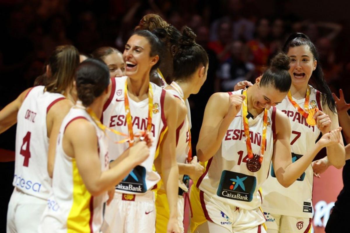 Spain's team poses with their bronze medals after defeating Germany in the 2026 FIBA Women's Basketball World Cup third-place game in Berlin on September 13, 2026. Odd ANDERSEN / AFP