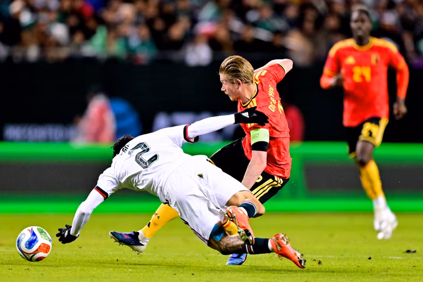 Mexico's Jorge Sanchez and Belgium's Kevin De Bruyne pictured during a friendly soccer game between the Mexican national team and Belgian national soccer team Red Devils in Chicago, on Wednesday 01 April 2026, in preparation for the 2026 World Cup. BELGA PHOTO DIRK WAEM