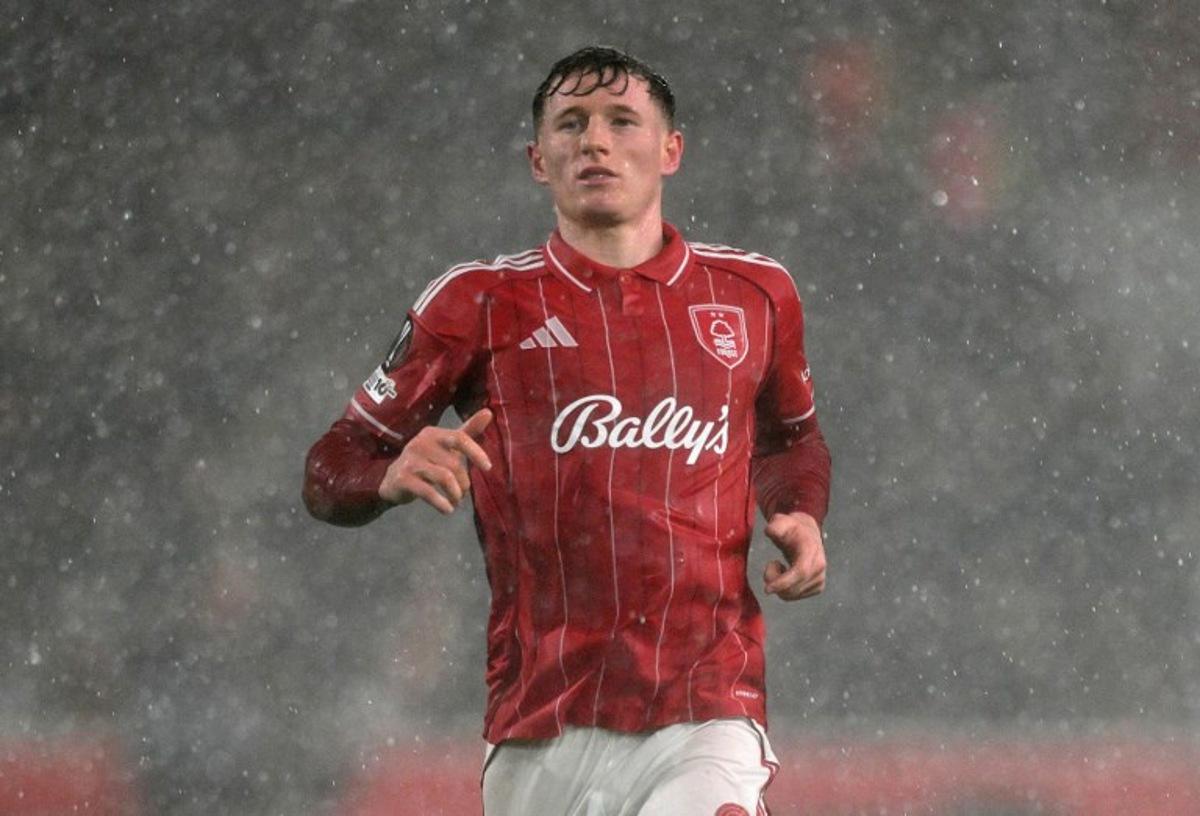 Nottingham Forest's English midfielder #08 Elliot Anderson runs in the rain during the UEFA Europa League round of 16, first leg football match between Nottingham Forest and FC Midtjylland at The City Ground in Nottingham, central England, on March 12, 2026. Oli SCARFF / AFP