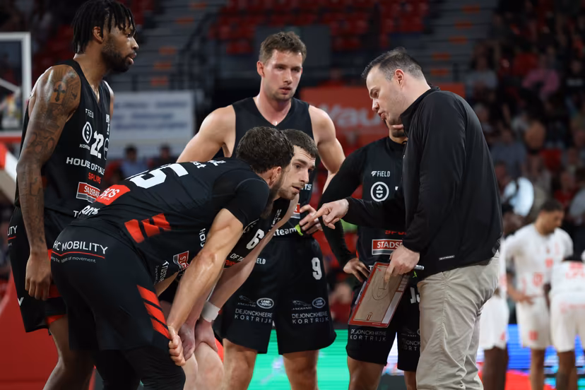 Kortrijk's head coach Johan Roijakkers talks to his players during a basketball match between Spirou Charleroi and House of Talents Spurs Kortrijk, Sunday 19 April 2026 in Charleroi, on day 30 of the 'BNXT League' Belgian and Dutch first division basket championships. BELGA PHOTO VIRGINIE LEFOUR