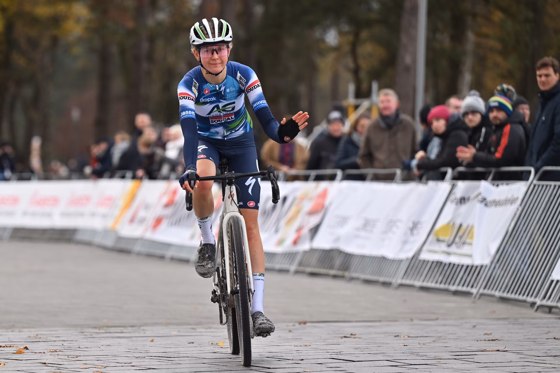 Lore De Schepper and as she finishes her race at the 'Boonen and Friends' cyclocross cycling event for charity, Saturday 29 November 2025 in Mol. BELGA PHOTO LUC CLAESSEN